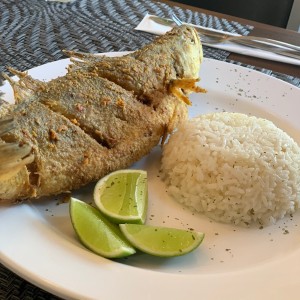 Pescado Frito con arroz de la casa