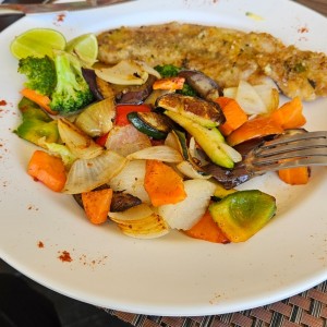 filete de corvina con vegetales salteados