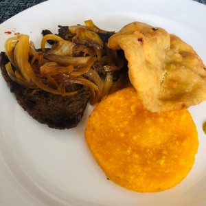 Bistec encebollado con hojaldre y tortilla