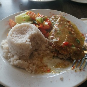 Filete de pescado con arroz con coco