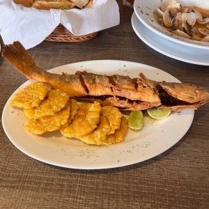 Pescado frito con patacones