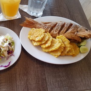 Pescado frito con patacones y ensalada