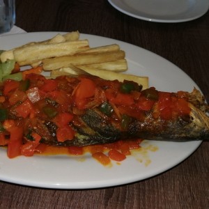 pescado frito en salsa criolla