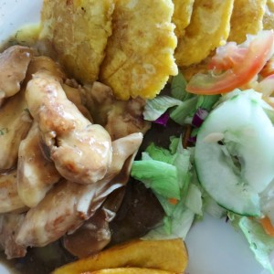 Pollo a la naranja, ensalada y patacones