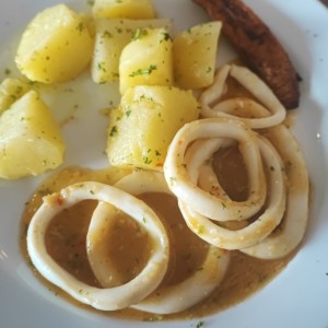 calamares al ajillo con papas salteadas