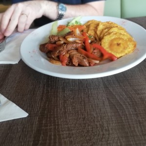 Bistec picado con patacones 