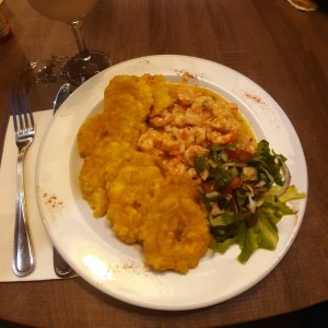 camarones al ajillo con patacones