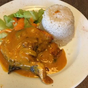 Pescado con arroz/coco