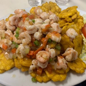 Camarones al Ajillo con Patacones