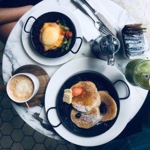 huevos Benedict y Pancakes