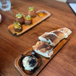 croquetas de cordero y pan de la casa