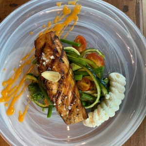 Salmon con ensalada zucchini