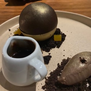 Postre de chocolate y oro