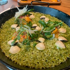 Arroz verde con mero y almejas