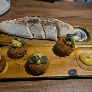 croquetas de cordero y pan de la casa de cortesia