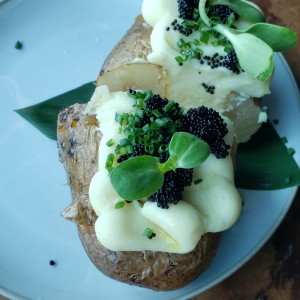 papa al horno con caviar