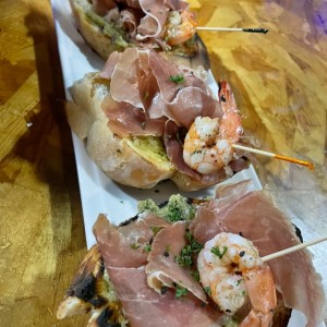 Montadito de jamon serrano y  gambas