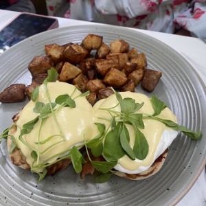 BRUNCH - Eggs Benedict