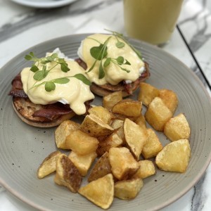 BRUNCH - Eggs Benedict