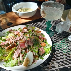 Ensalada tuna nicoise, dip de berenjena rostizada y margarita