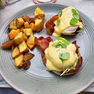 BRUNCH - Eggs Benedict