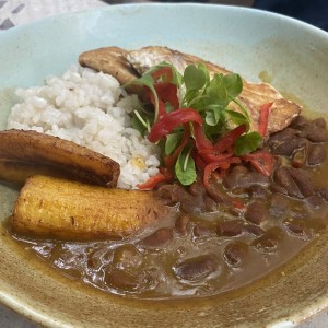 Pescado con frijoles y arroz de coco