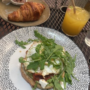 avocado toasts sicilian, croissant con nutella y jugo de maracuya 