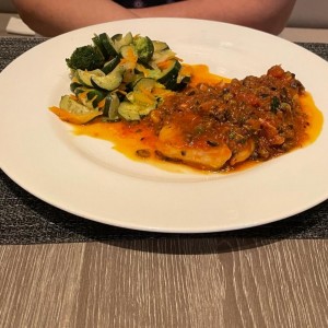 Corvina a la puttanesca y vegetales salteados