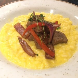 Risotto con lomo salteado a la huancaina