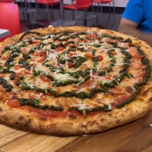 pizza al pesto y tomates cherry 