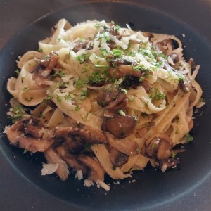 Fettuccine Hongos y aceite de trufa