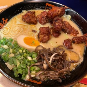 Ramen con costillitas fritas