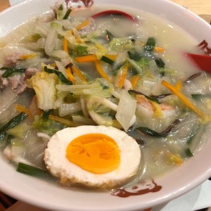 Ramen con puerco, calamares y camaron