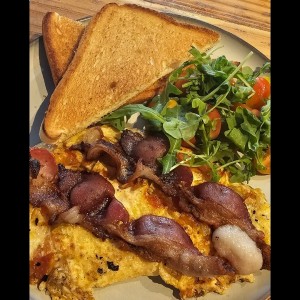 Omelette con tostadas