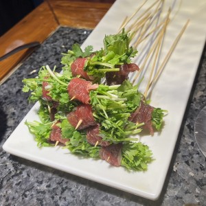 Brochetas de carne con cilantro