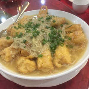 Tofu con hongos y salsa de conchuelas