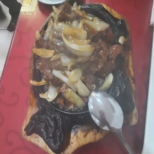 carne encebollada