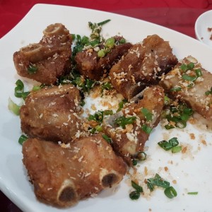 costillas fritas con sal y pimienta, con toque picante