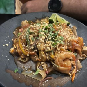 PAD THAI DE CAMARONES (PASTA DE ARROZ)