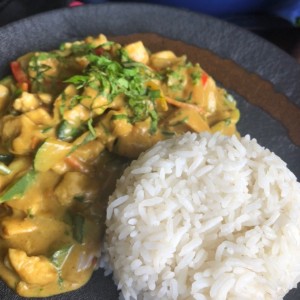 PLATO FUERTE - POLLO AL CURRY