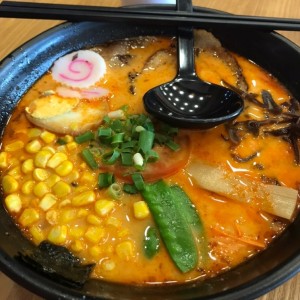 Ramen Puerco con Tomate