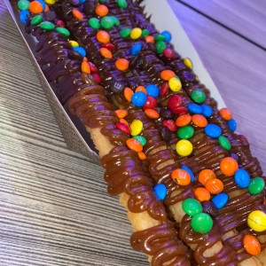 Churros con chocolate, dulce de leche y M&Ms