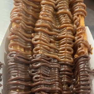 Churros glaseados con dulce de leche y chocolate