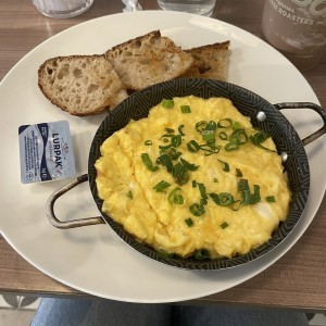 DESAYUNO - CHEESY SCRAMBLED