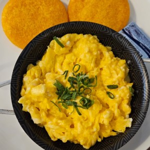 DESAYUNO - CHEESY SCRAMBLED