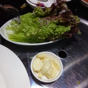 Lechuga y ajo para el Samgyupsal