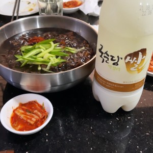 Jajjanmyeon y makgeolli