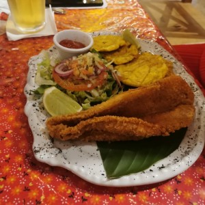 Filete de pescado con patacon 