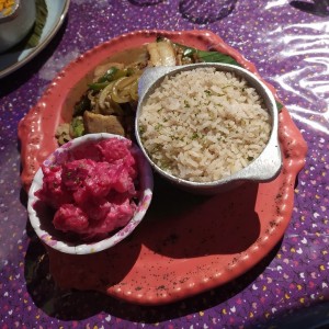 lechona, arroz con coco y ensalada de feria