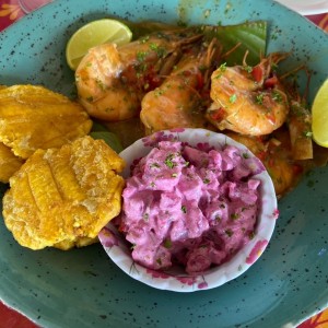 Camarones al Ajillo con Patacones